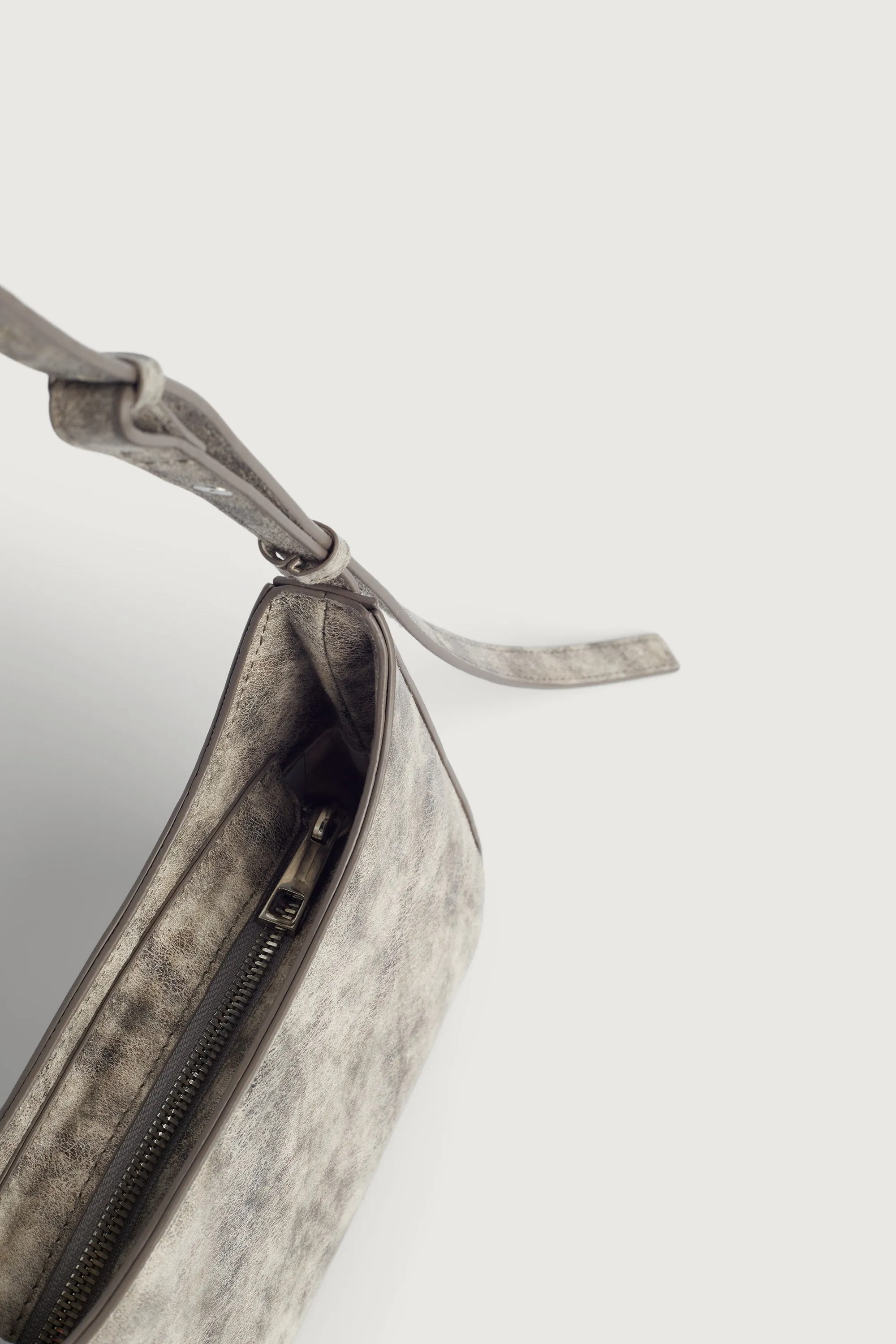 DISTRESSED LEATHER SHOULDER BAG