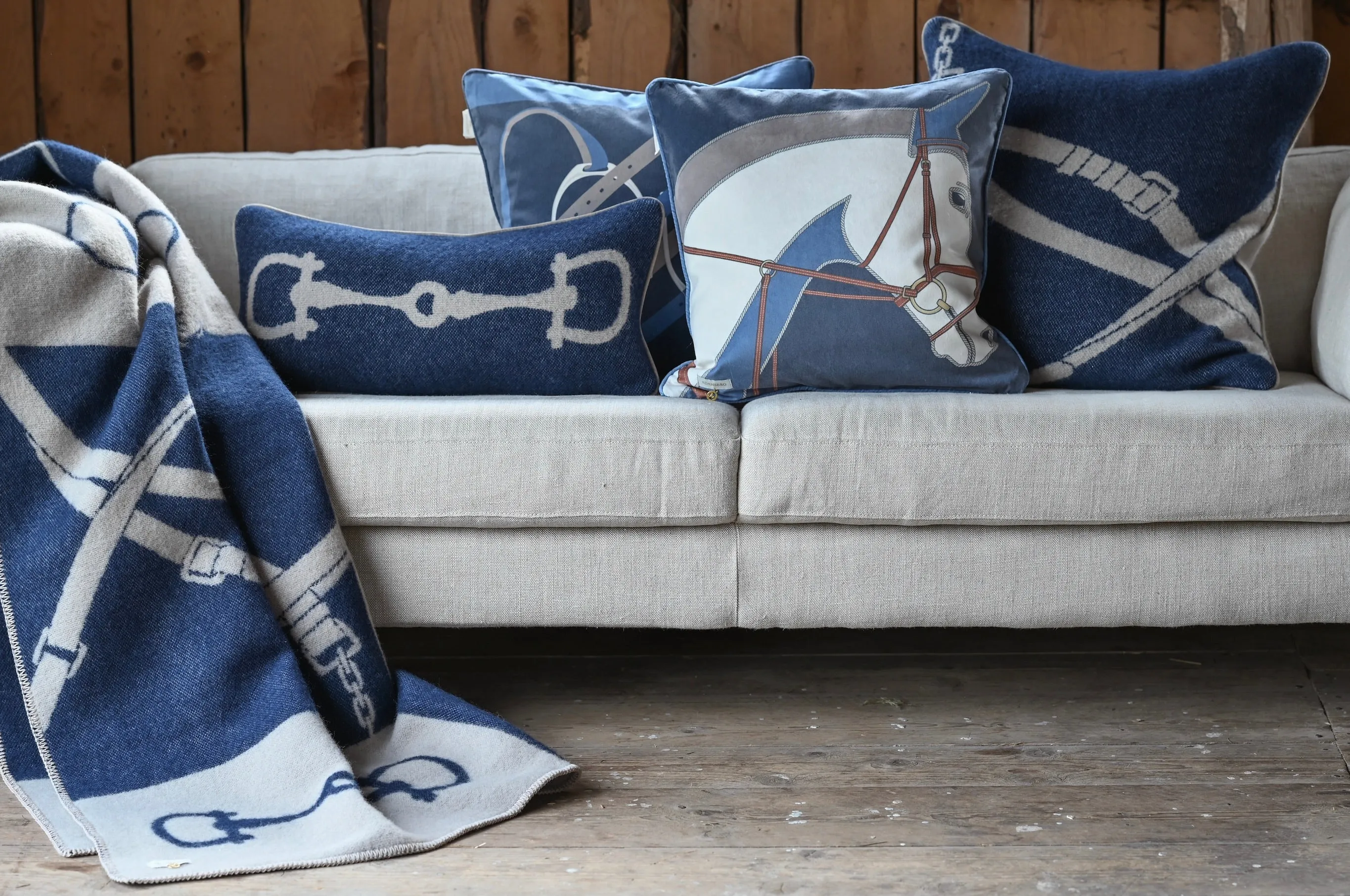 NAVY RETRO CUSHION NZ WOOL 55X25 CM.